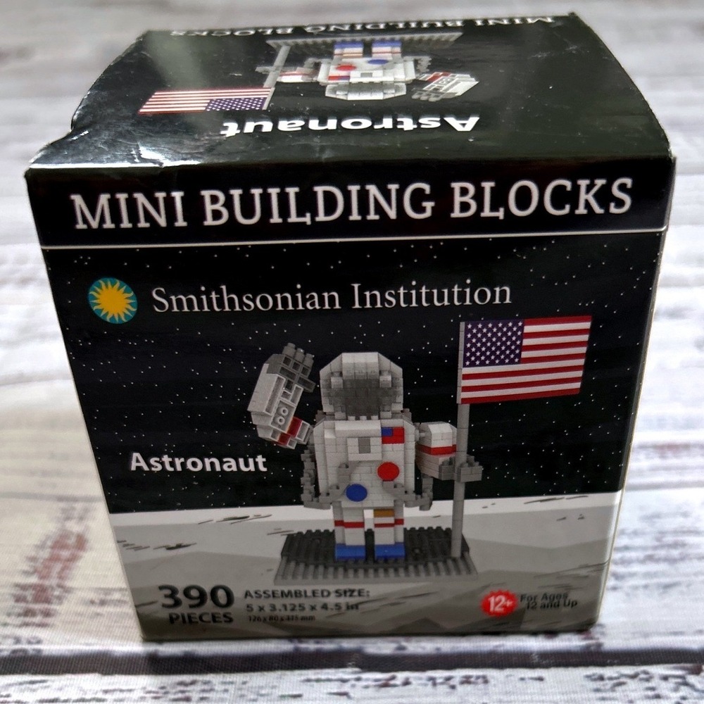Mini Building Blocks Astronaut Figure Smithsonian Institution 390 Pieces Sealed